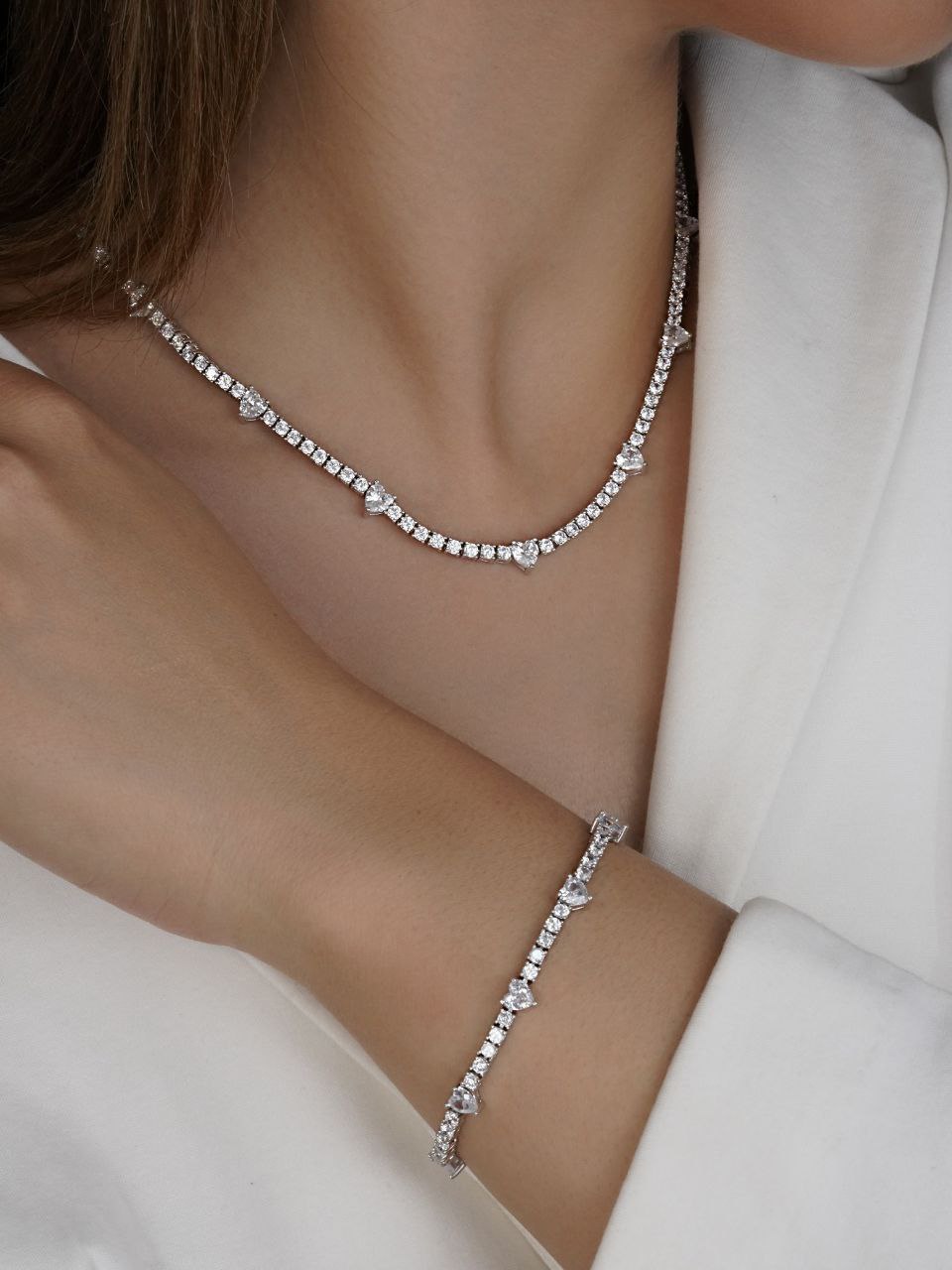 جواهرات تنیسی با طراحی شیک و نگین‌های درخشان، مشابه طلا و مناسب مجالس و هدیه، موجود در آرشیدا گالری