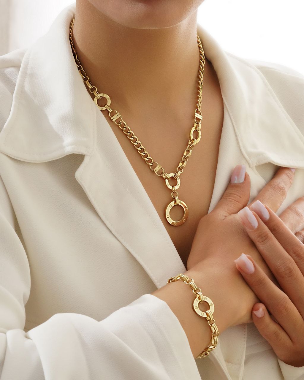 زیورآلات کارتیه شامل گردنبند، انگشتر، دستبند و گوشواره با طراحی کلاسیک فرانسوی