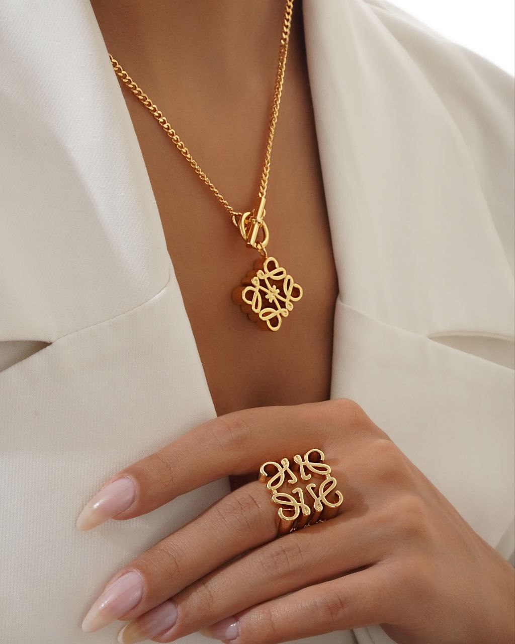 زیورآلات لوکس مشابه لوئوه با طراحی شیک و نگین‌های درخشان، مناسب برای هدیه و مجالس، موجود در آرشیدا گالری