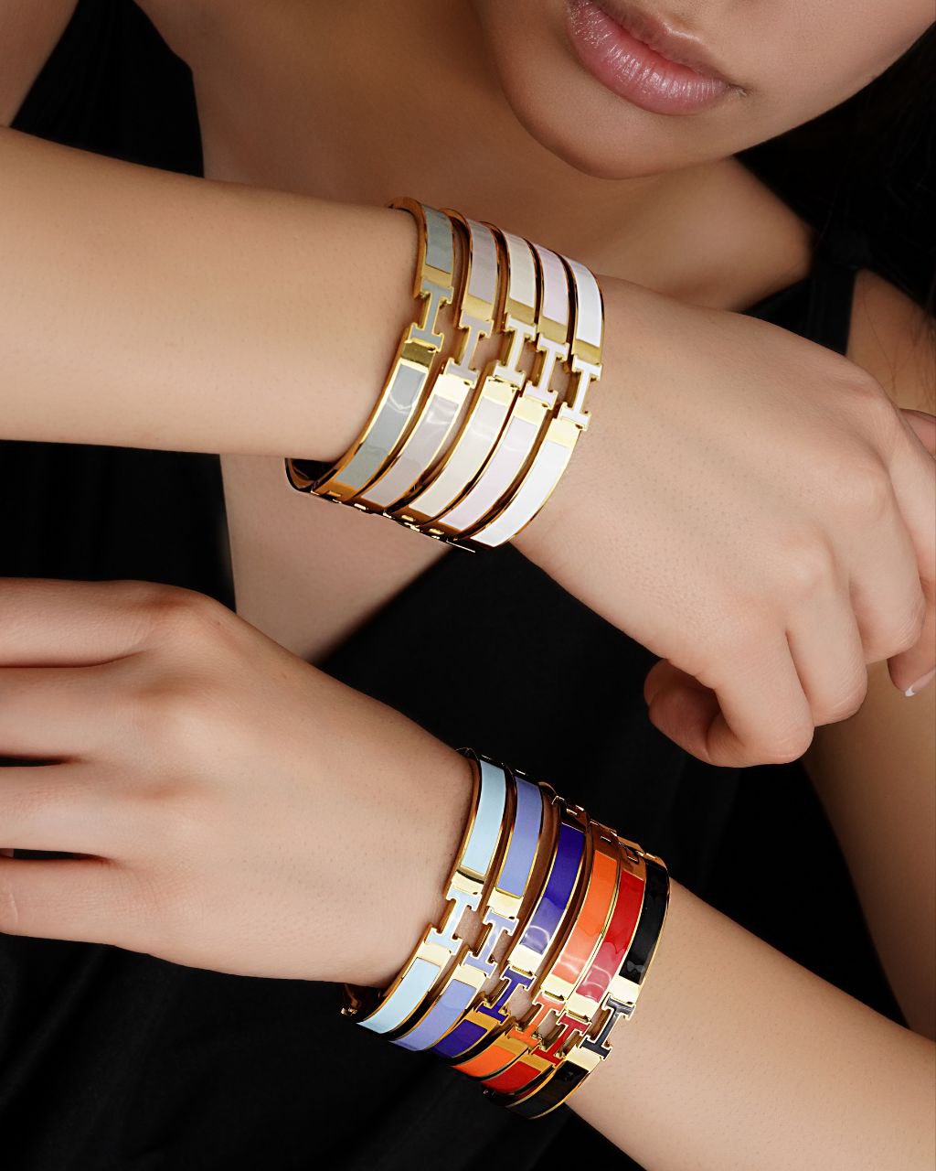 زیورآلات لوکس مشابه هرمس با طراحی شیک و نگین‌های درخشان، مناسب برای هدیه و مجالس، موجود در آرشیدا گالری