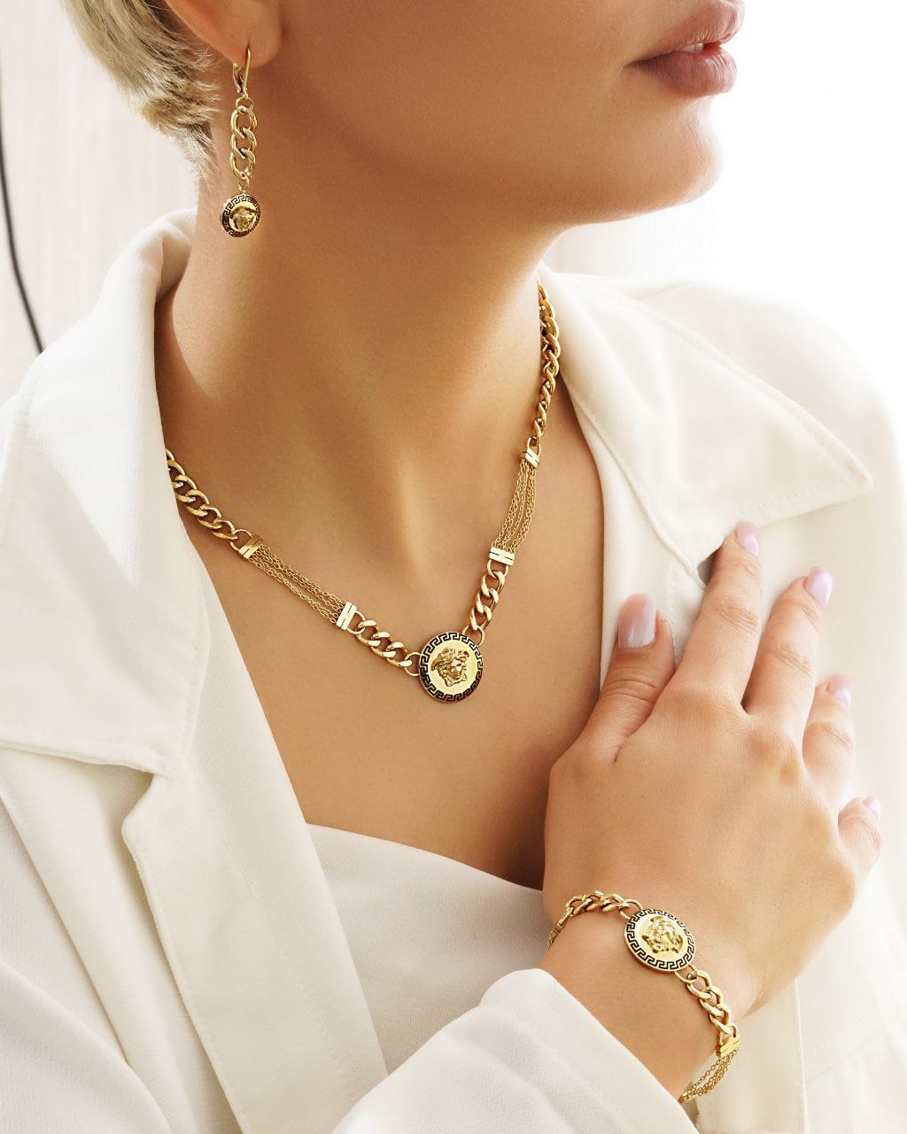 زیورآلات و اکسسوری برند ورساچه شامل گردنبند، انگشتر، دستبند، ساعت و گوشواره با طراحی نماد مدوزا و سبک ایتالیایی