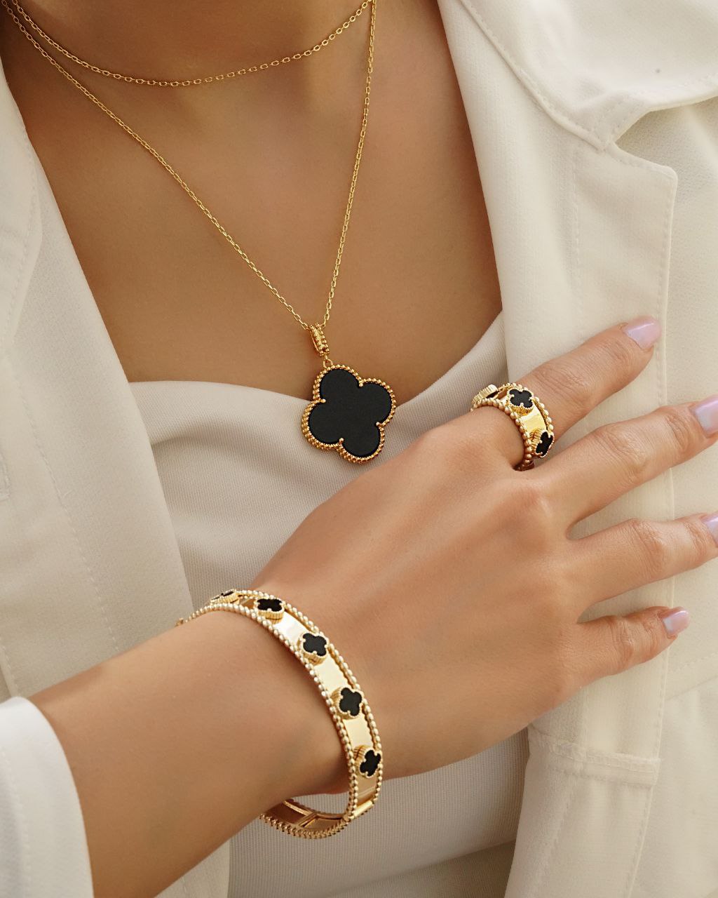 زیورآلات برند ون‌کلیف اند آرپلز؛ گردنبند، انگشتر، گوشواره و دستبند با طرح گل و طلا ۱۸ عیار