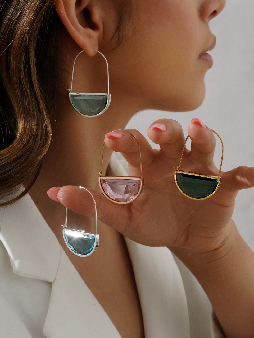 زیورآلات برند سواروفسکی شامل گردنبند، انگشتر، دستبند و گوشواره با کریستال‌های درخشان اتریشی در مجموعه ارشیدا گالری