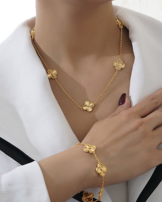 ست گردنبند و دستبند زنانه ونکلیف مدل Alhambra با تراش طلایی و آبکاری طلای ۱۸ عیار مسترکوالیتی