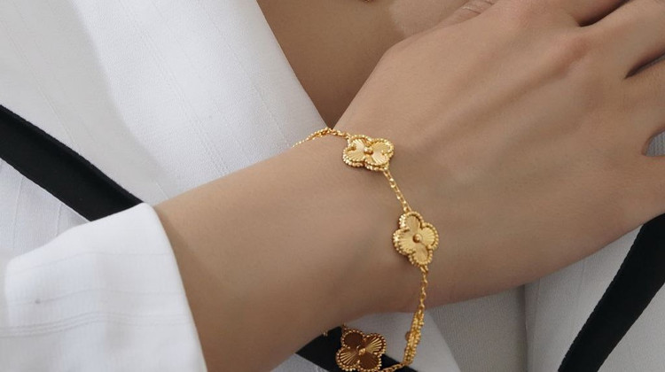 ست گردنبند و دستبند زنانه ونکلیف مدل Alhambra با تراش طلایی و آبکاری طلای ۱۸ عیار مسترکوالیتی