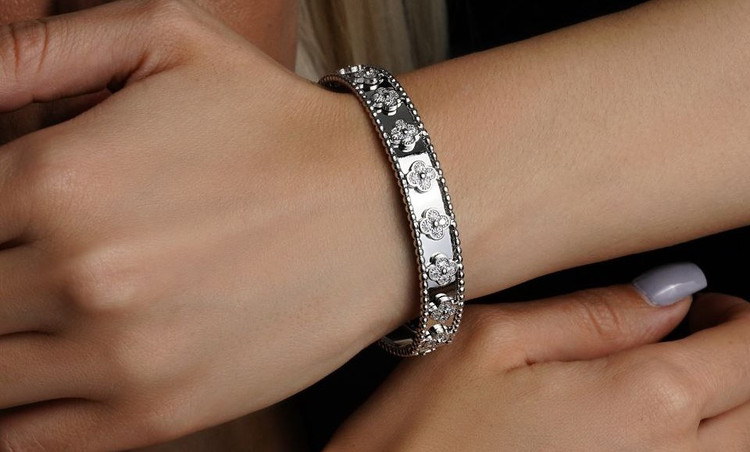 دستبند زنانه آینهای ونکلیف با آبکاری طلا و رادیوم و قفل ضامندار خاص