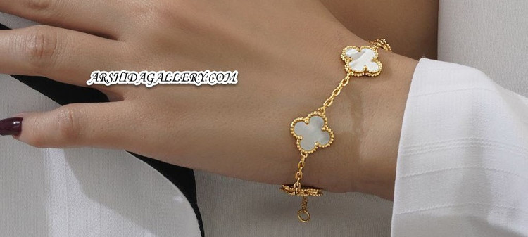 دستبند مسترکوالیتی صدفی ونکلیف با آبکاری طلای ۱۸ عیار و کلاورهای دورو از صدف طبیعی