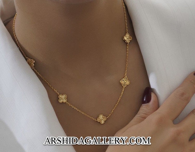 ست گردنبند و دستبند مسترکوالیتی تراش دار با کلاورهای ریز ونکلیف طرح طلا