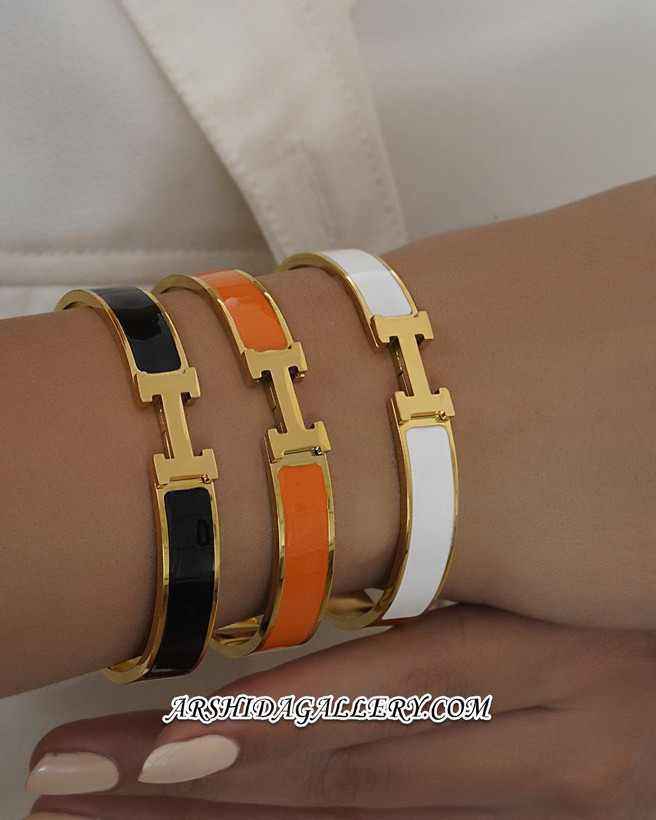 دستبند زنانه هرمس پهن با آبکاری طلای 18 عیار و طراحی مینای رنگی