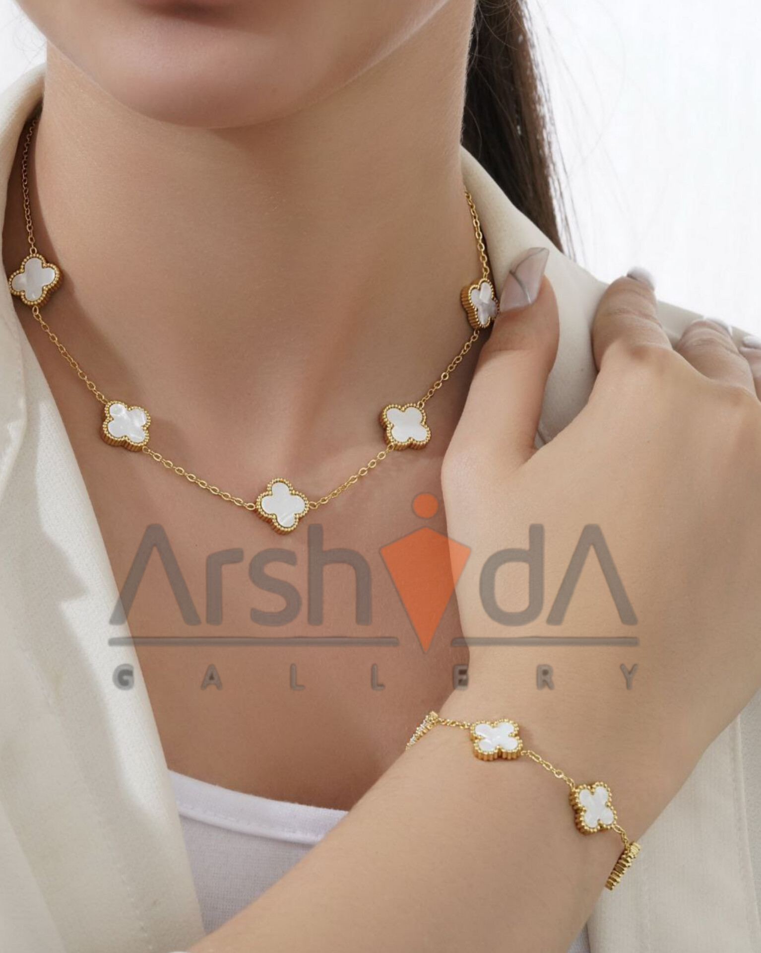 ست زنانه دستبند و گردنبند ونکلیف با آبکاری طلای ۱۸ عیار و کلاورهای دو رو