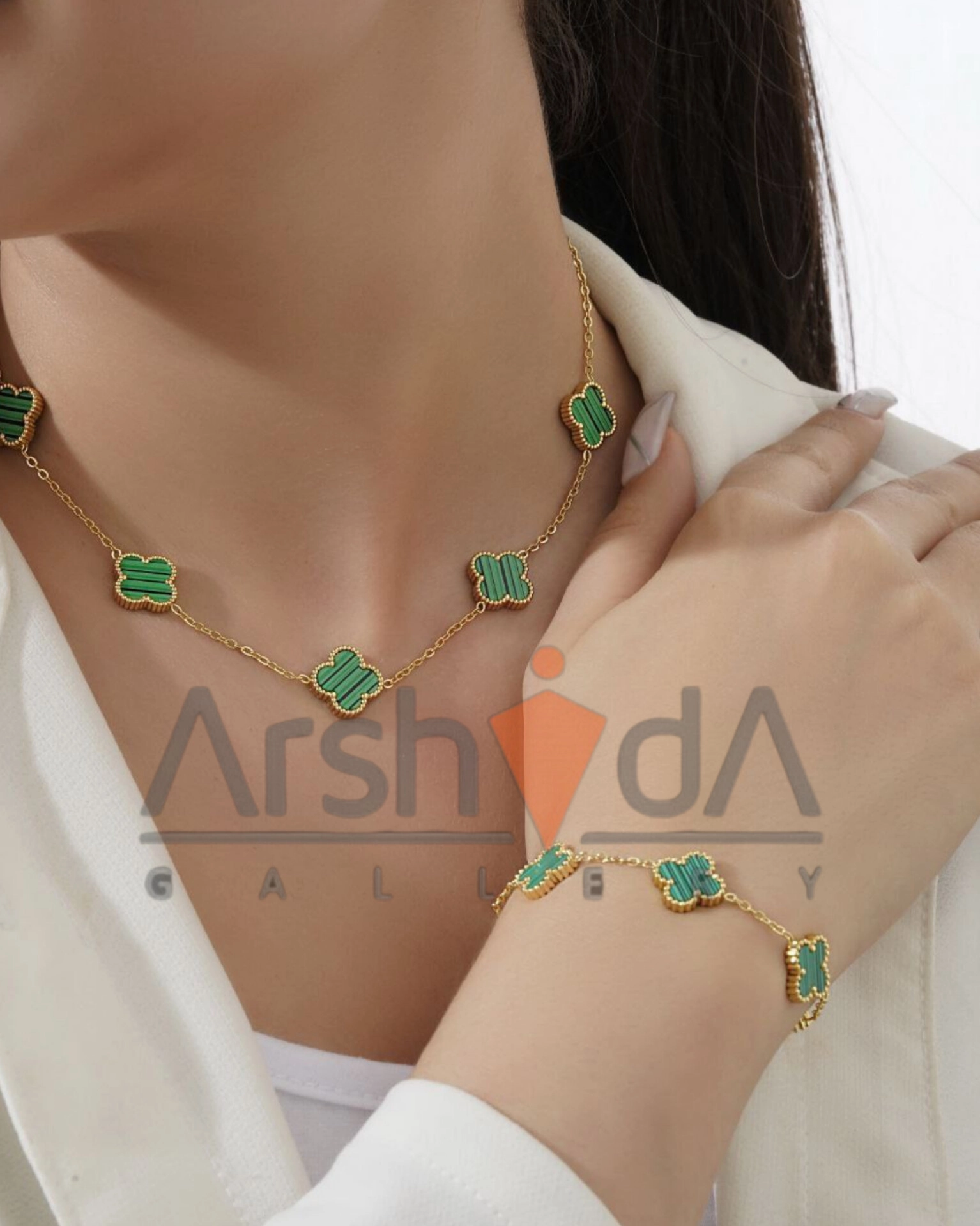 ست زنانه دستبند و گردنبند ونکلیف با آبکاری طلای ۱۸ عیار و کلاورهای دو رو