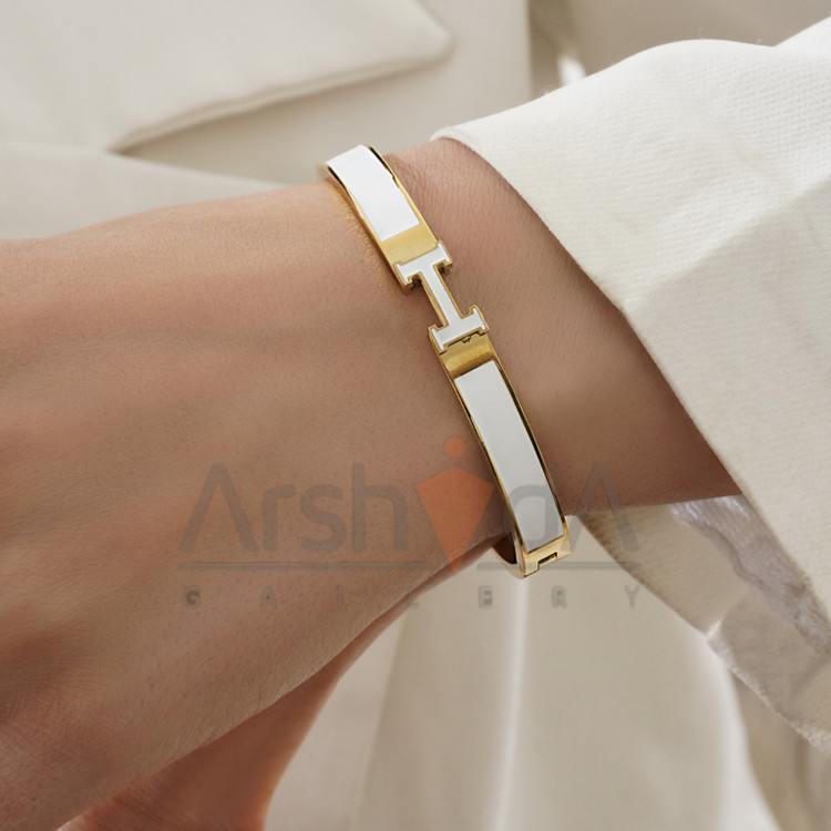 دستبند زنانه هرمس با طراحی لوکس میناکاری سفید