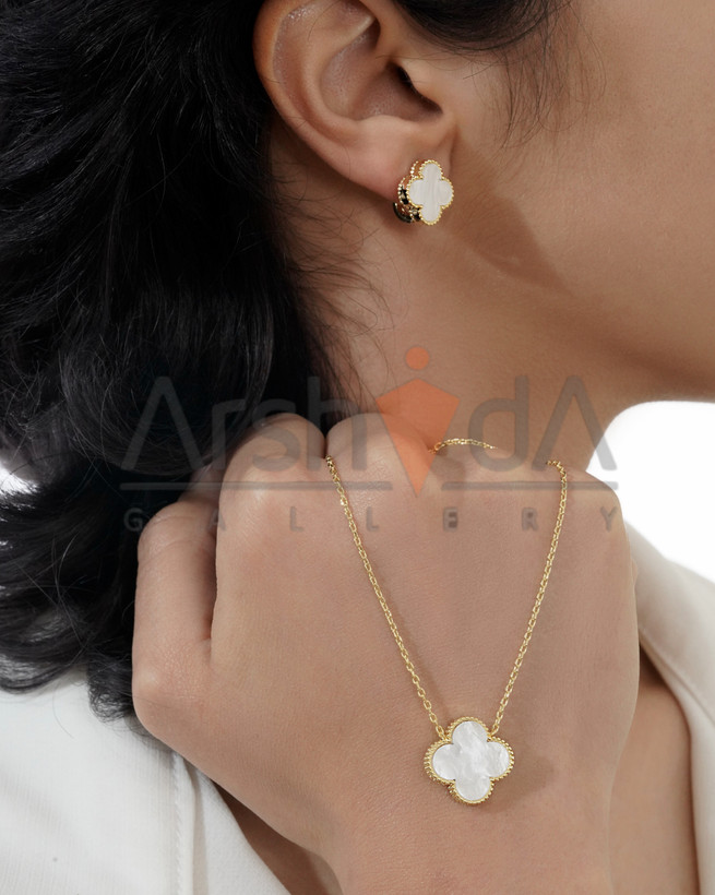 نیمست زنانه ونکلیف با آبکاری طلا ۱۸ عیار و گوشوارههای کلیپسی