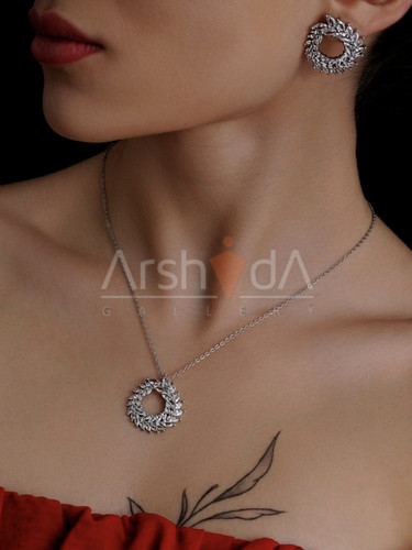 نیمست طرح جواهر شوپارد با آبکاری رادیوم و نگینهای زیرکونیوم