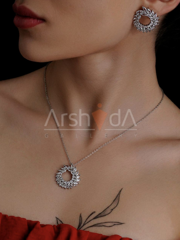 نیمست طرح جواهر شوپارد با آبکاری رادیوم و نگینهای زیرکونیوم