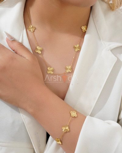 ست گردنبند و دستبند ونکلیف زنانه استیل با کلاورهای درشت و آبکاری طلای ۱۸ عیار