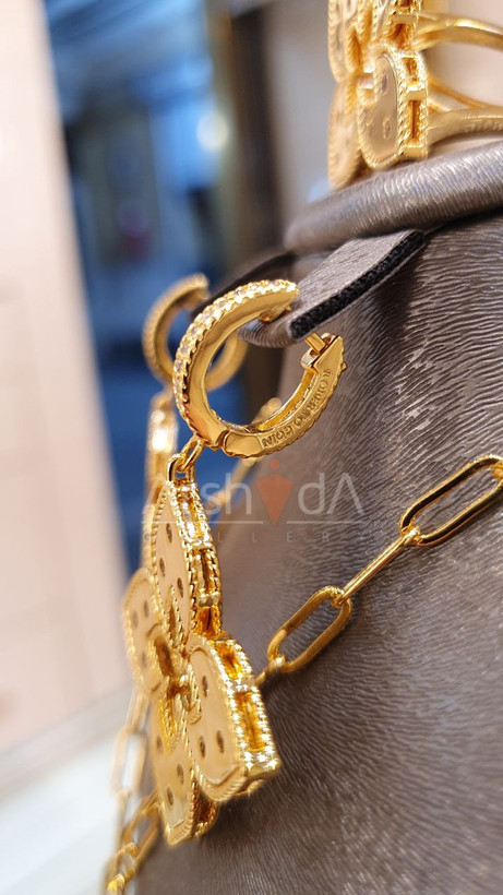 ست زنانه مسترکوالیتی روبرتو کوین با کلاورهای درشت و آبکاری طلا ۱۸ عیار