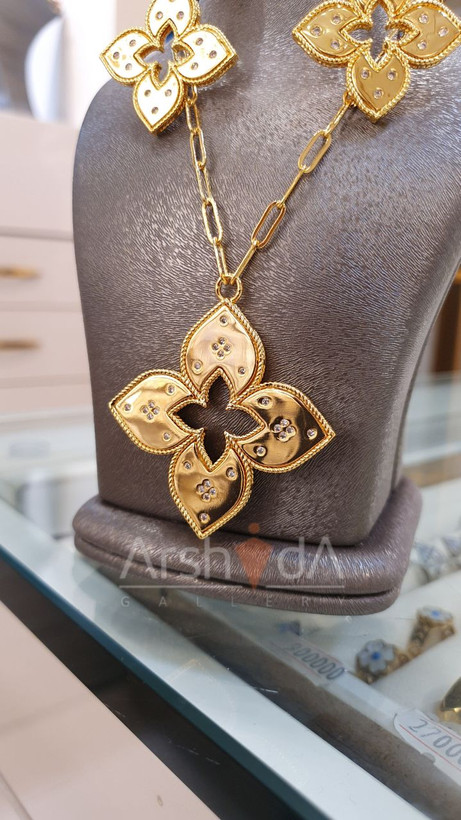 ست زنانه مسترکوالیتی روبرتو کوین با کلاورهای درشت و آبکاری طلا ۱۸ عیار