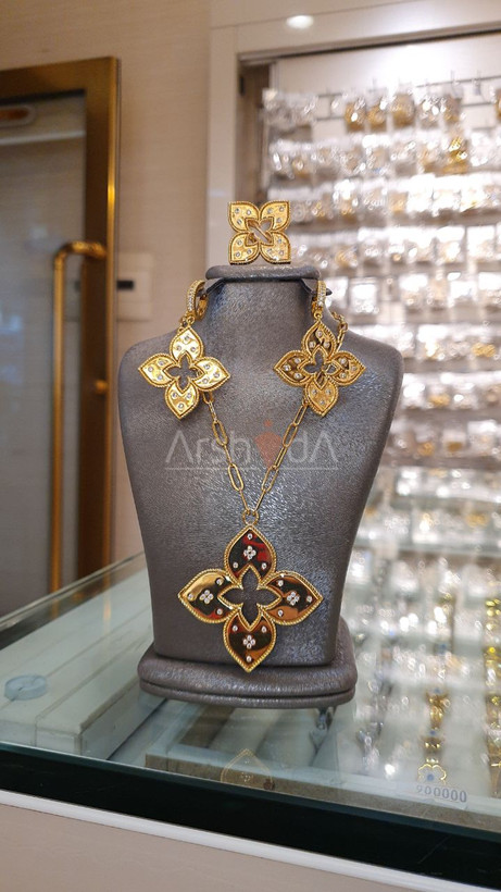 ست زنانه مسترکوالیتی روبرتو کوین با کلاورهای درشت و آبکاری طلا ۱۸ عیار