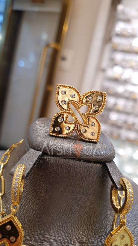 ست زنانه مسترکوالیتی روبرتو کوین با کلاورهای درشت و آبکاری طلا ۱۸ عیار