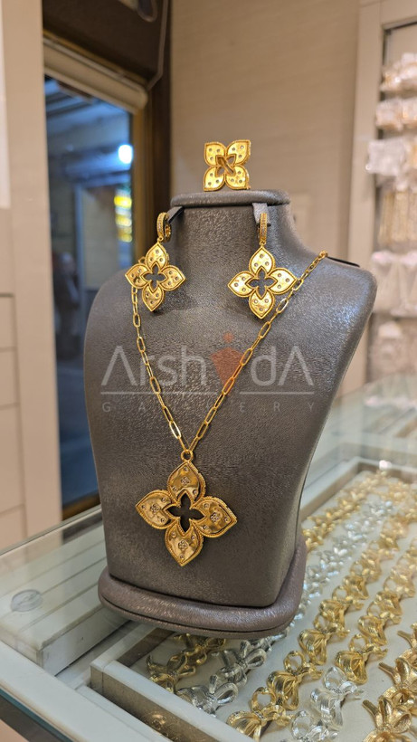 ست زنانه مسترکوالیتی روبرتو کوین با کلاورهای درشت و آبکاری طلا ۱۸ عیار