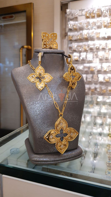 ست زنانه مسترکوالیتی روبرتو کوین با کلاورهای درشت و آبکاری طلا ۱۸ عیار