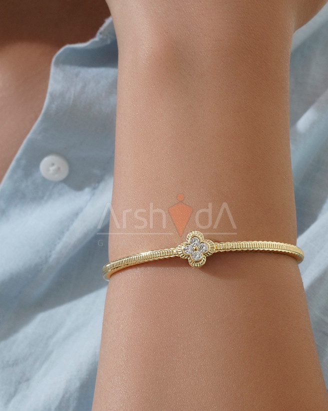 دستبند طلایی آبکاری 18 عیار با طراحی خاص با نگین زیرکونیوم و رنگ ثابت