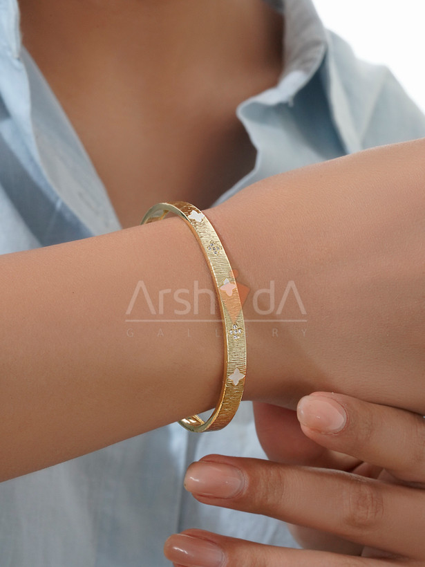 بنگل زنانه طرح طلا با آبکاری ۱۸ عیار و رنگ ثابت نانو