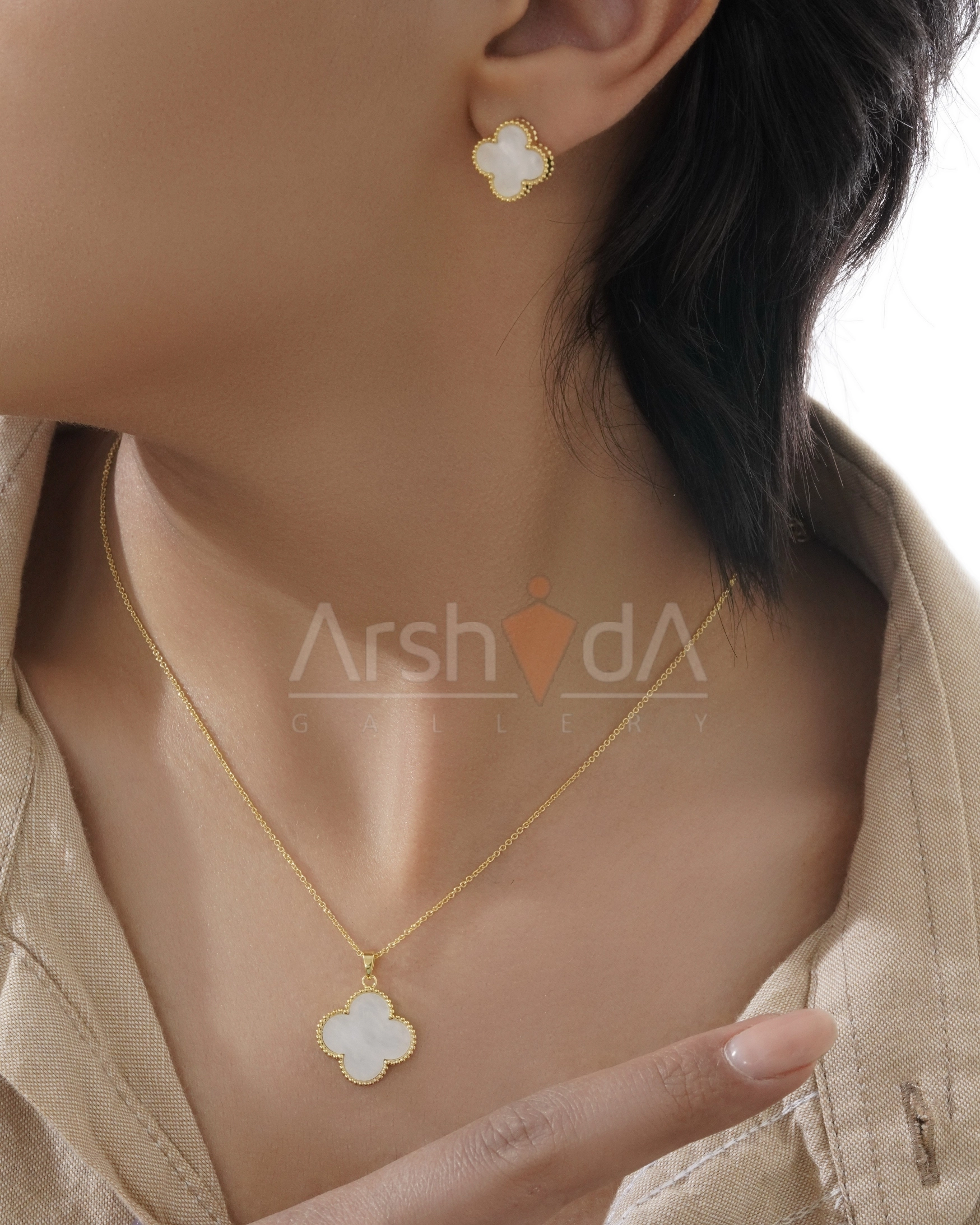 نیمست و انگشتر زنانه ونکلیف با سنگ صدفی سفید و آبکاری طلا 18 عیار