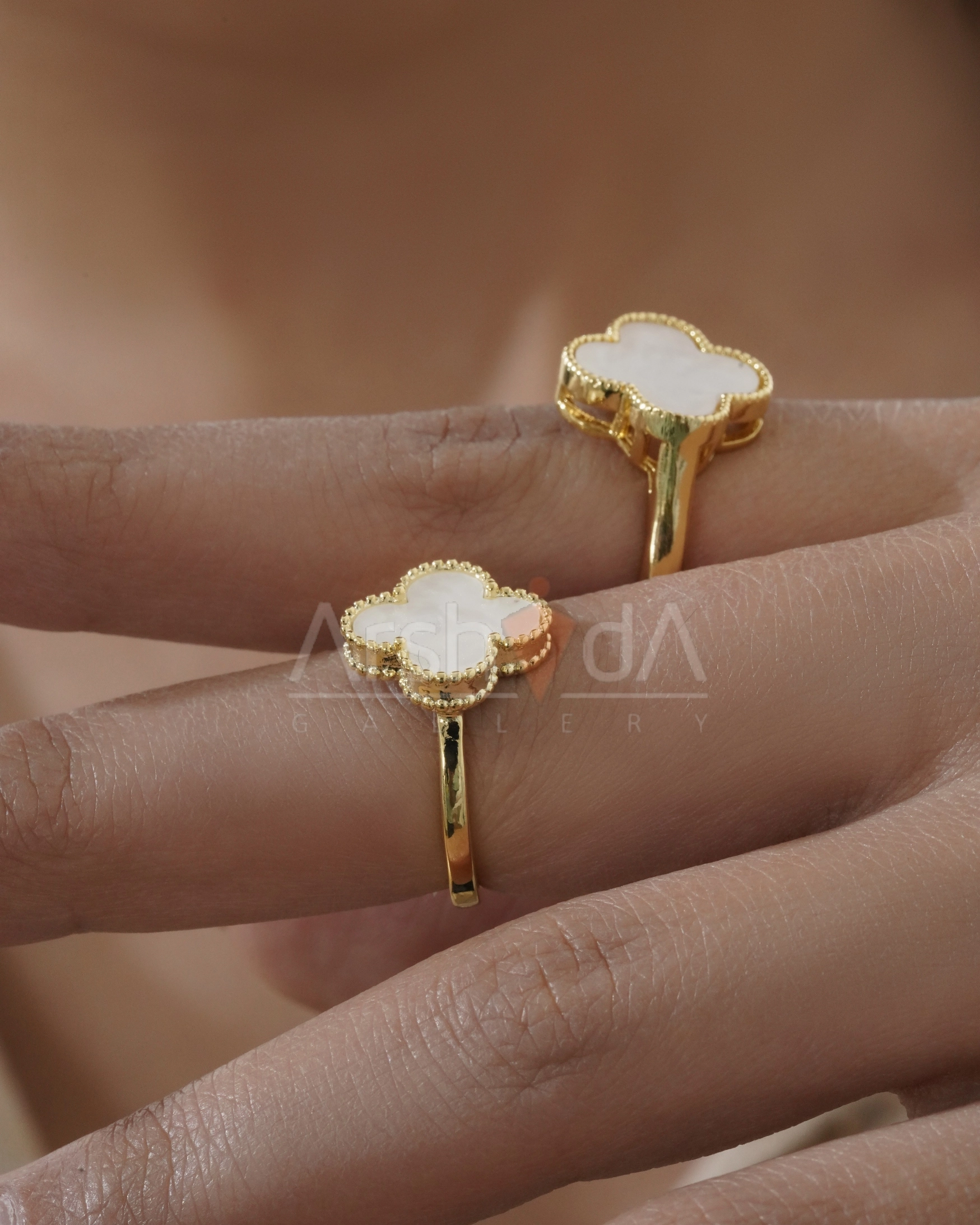 نیمست و انگشتر زنانه ونکلیف با سنگ صدفی سفید و آبکاری طلا 18 عیار