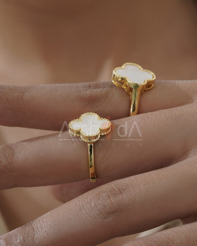 نیمست و انگشتر زنانه ونکلیف با سنگ صدفی سفید و آبکاری طلا 18 عیار