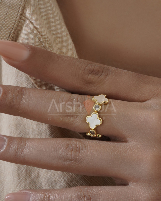 نیمست و انگشتر زنانه ونکلیف با سنگ صدفی سفید و آبکاری طلا 18 عیار