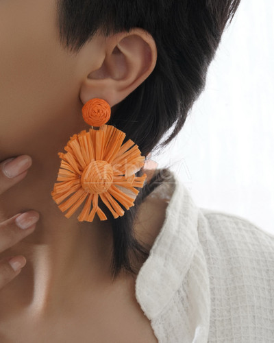 گوشواره زنانه گل رنگی با میخ نقره ضد حساسیت و طراحی سبک