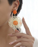 گوشواره زنانه گل رنگی با میخ نقره ضد حساسیت و طراحی سبک