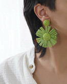 گوشواره زنانه گل رنگی با میخ نقره ضد حساسیت و طراحی سبک