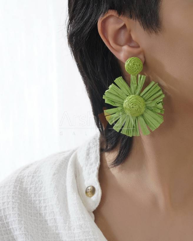 گوشواره زنانه گل رنگی با میخ نقره ضد حساسیت و طراحی سبک