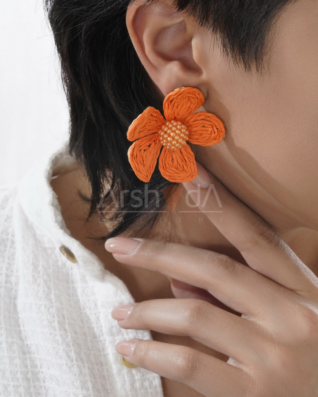 گوشواره زنانه گل رنگی با میخ نقره ضد حساسیت و طراحی سبک