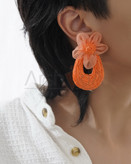 گوشواره زنانه گل رنگی با میخ نقره ضد حساسیت و طراحی سبک