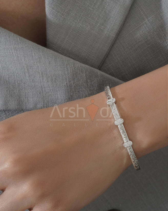 بنگل زنانه طرح طلا با آبکاری ۱۸ عیار و رنگ ثابت نانو