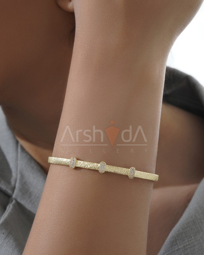 بنگل زنانه طرح طلا با آبکاری ۱۸ عیار و رنگ ثابت نانو