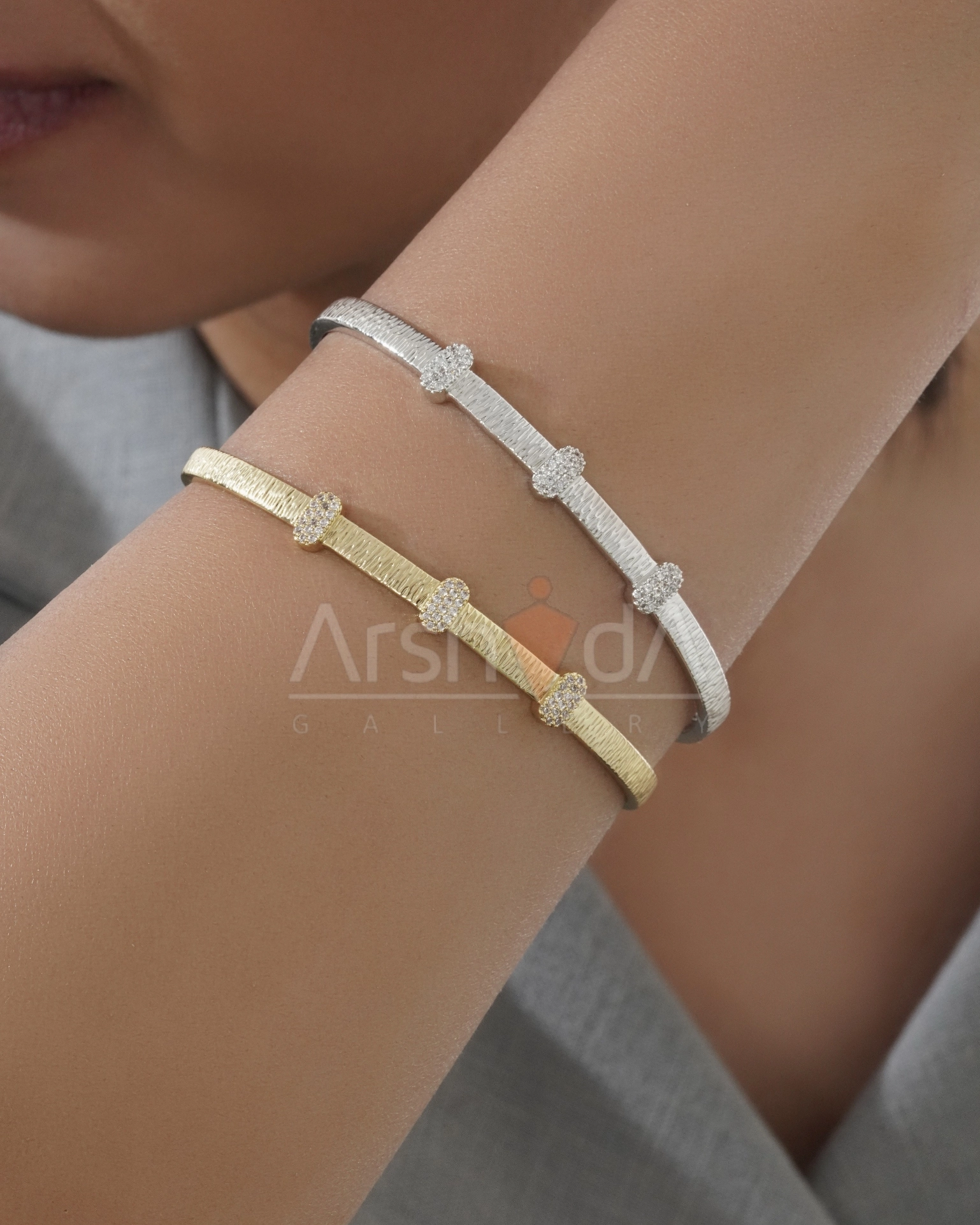 بنگل زنانه طرح طلا با آبکاری ۱۸ عیار و رنگ ثابت نانو
