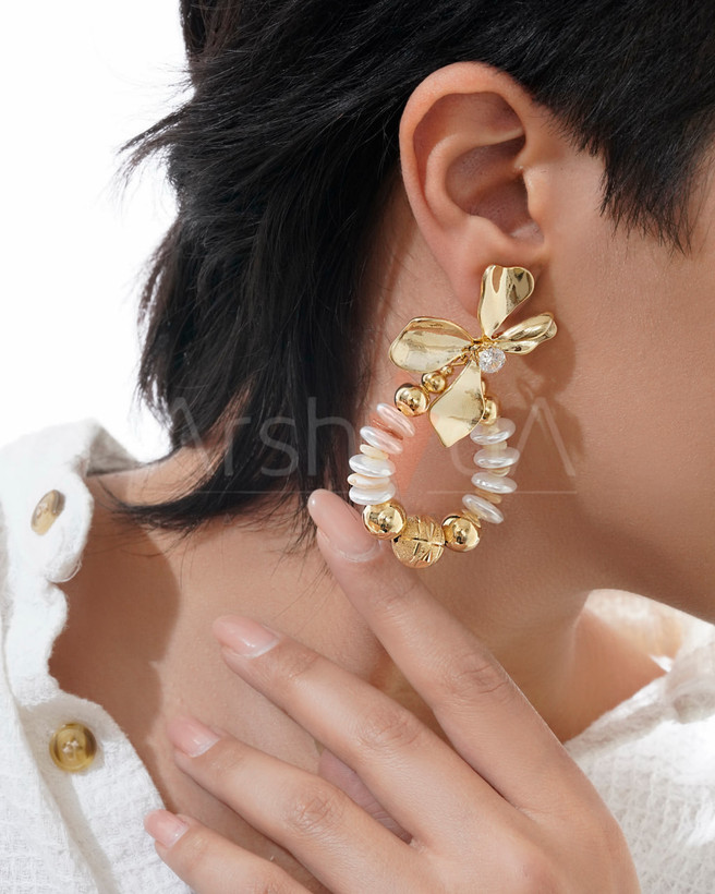 گوشواره زنانه گل نگیندار طرح طلا با میخ نقره