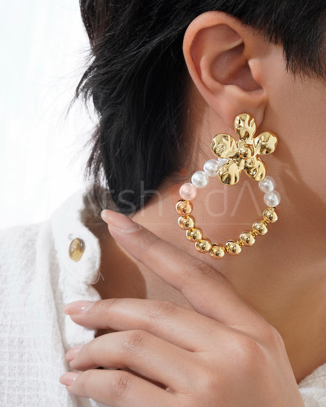 گوشواره زنانه مرواریدی طرح طلا با میخ نقره و آبکاری ۱۸ عیار