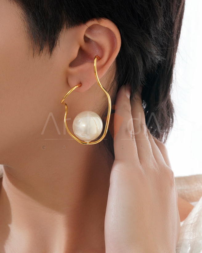 گوشواره زنانه مرواریدی طرح طلا با میخ نقره و آبکاری ۱۸ عیار