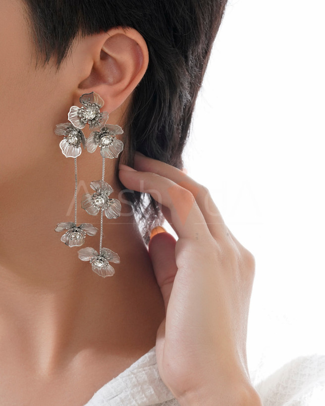 گوشواره زنانه گل مینیاتور نگیندار با آبکاری رادیوم