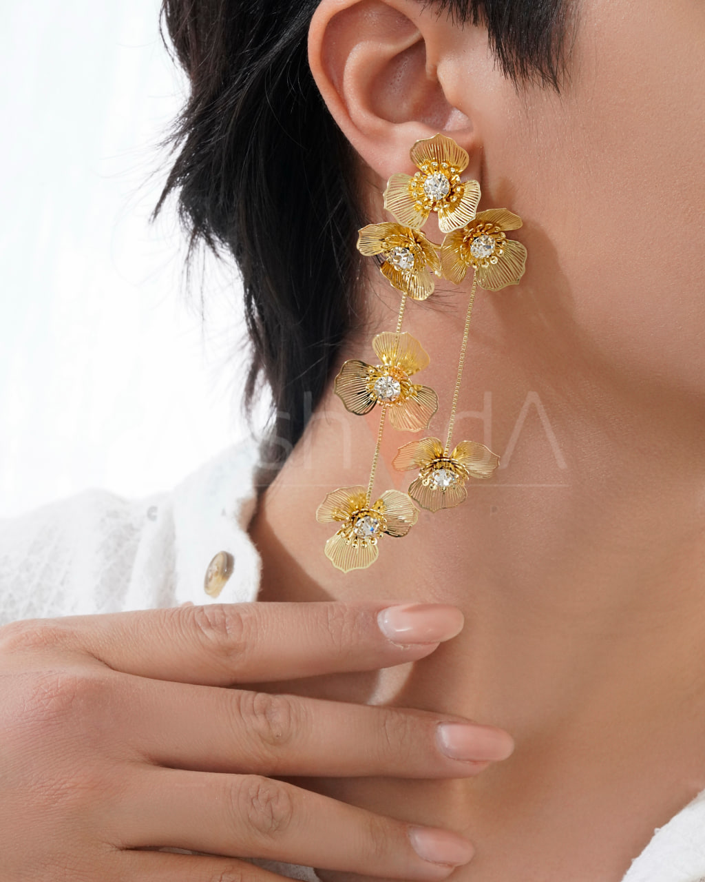 گوشواره زنانه گل مینیاتور نگین‌دار با آبکاری طلای 18 عیار