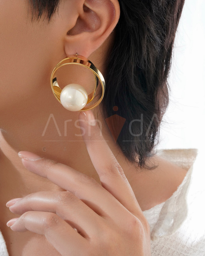 گوشواره زنانه مرواریدی طرح طلا با میخ نقره و آبکاری ۱۸ عیار