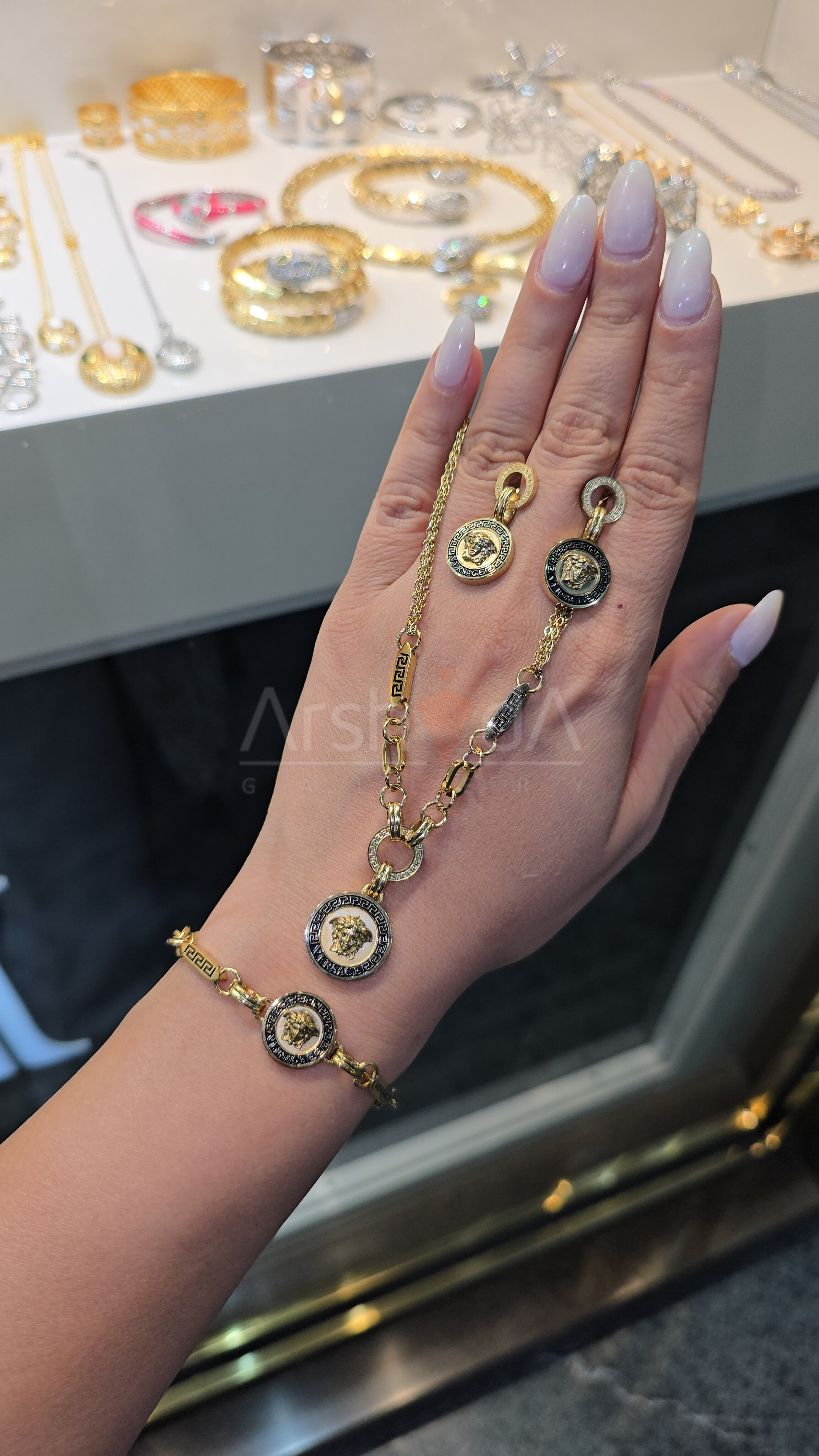 ست گردنبند، دستبند و گوشواره زنانه ورساچه با آبکاری طلا ۱۸ عیار و طرح خاص