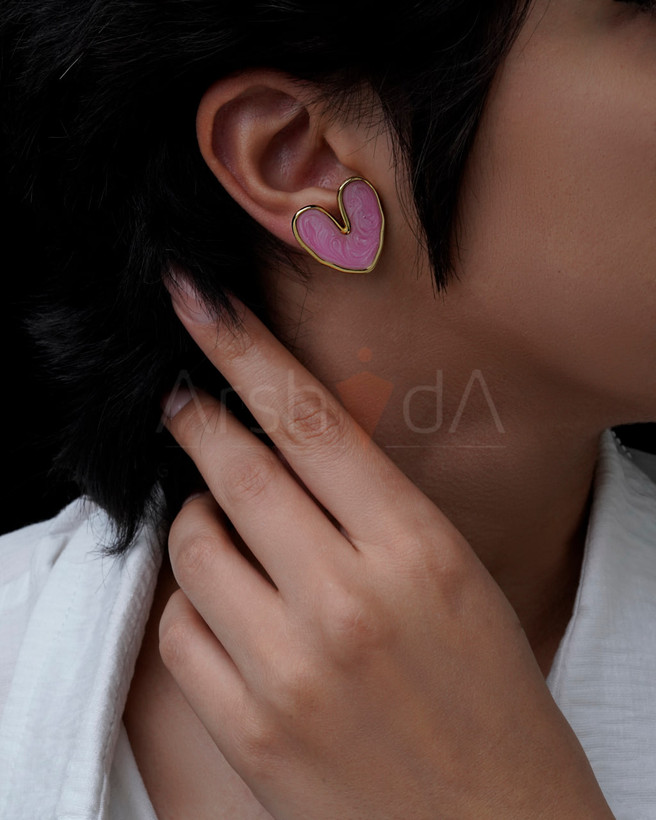 گوشواره زنانه میناکاری طرح قلب با آبکاری طلا ۱۸ عیار