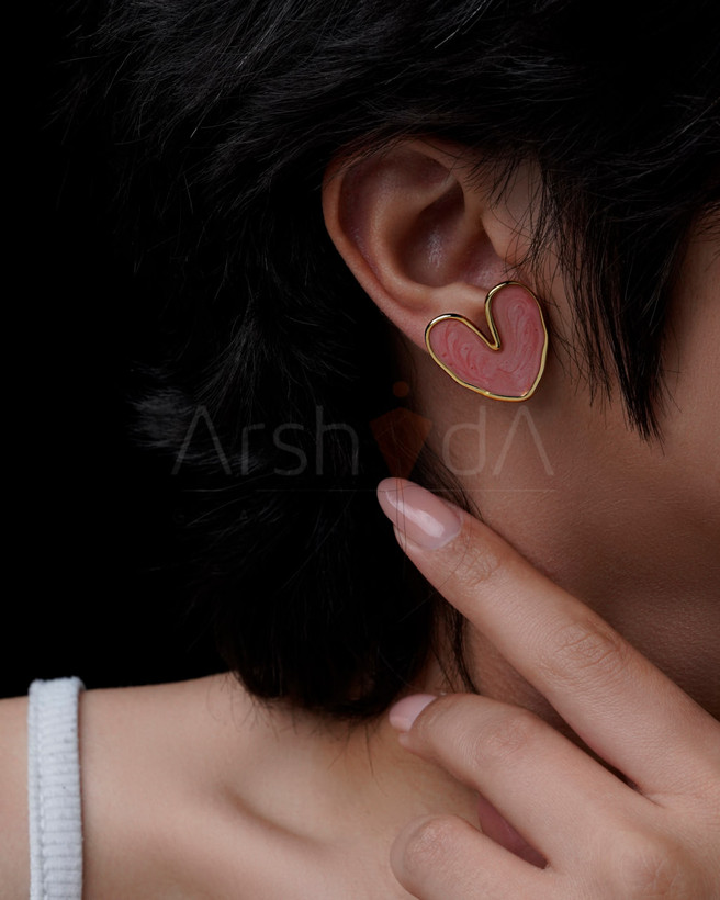 گوشواره زنانه میناکاری طرح قلب با آبکاری طلا ۱۸ عیار